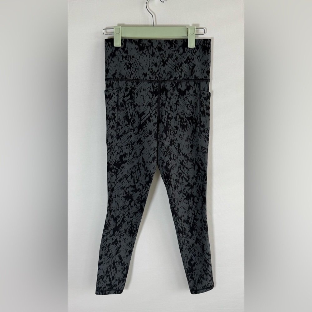 Athleta salutation 7/8 leggings • Women’s XS